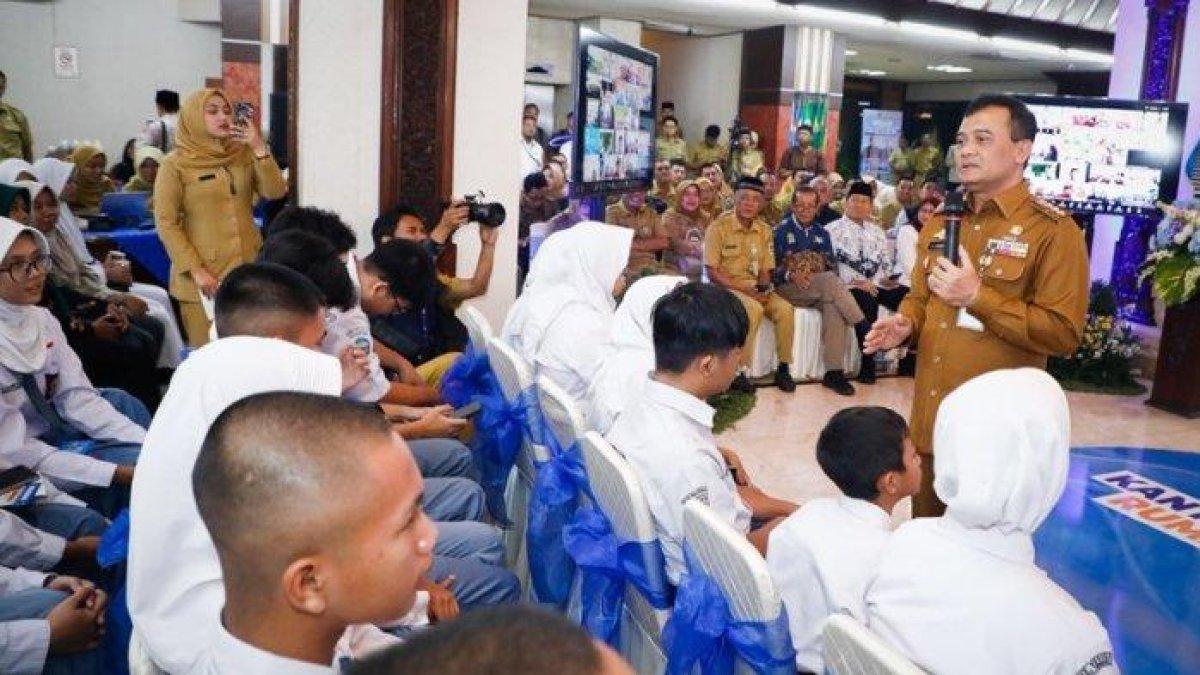 100 HARI KERJA - Gubernur Jawa Tengah Ahmad Luthfi akan memberangkatkan 100 orang lulusan SMA dan SMK di wilayahnya untuk kuliah di luar negeri. Tepatnya di 18 universitas pilihan yang ada di Korea Selatan.