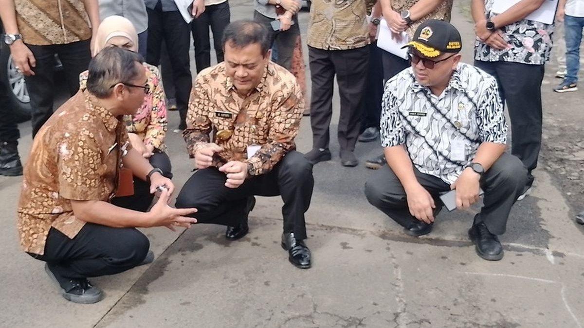 100 HARI PERTAMA - Gubernur Jawa Tengah, Ahmad Luthfi, saat melihat perbaikan jalan di Boja Kendal.