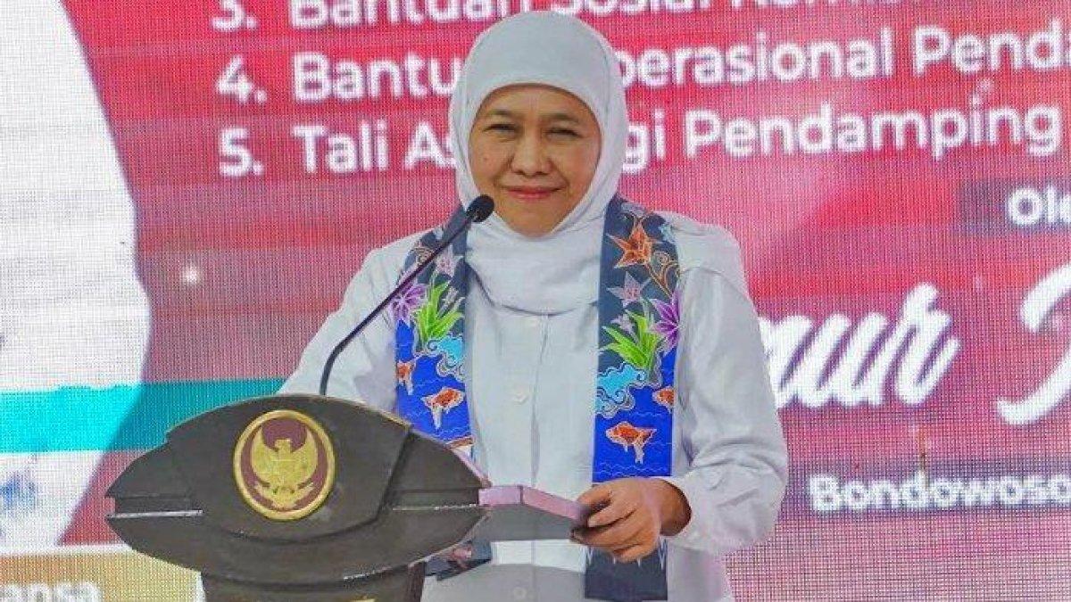 PROGRAM GUBERNUR JATIM - Gubernur Jawa Timur Khofifah Indar Parawansa akan menambah jumlah sasaran penerima Program Keluarga Harapan (PKH) Plus. Hal ini dilakukan untuk memperluas sasaran penyaluran bantuan sosial untuk warga tidak mampu di Jawa Timur.