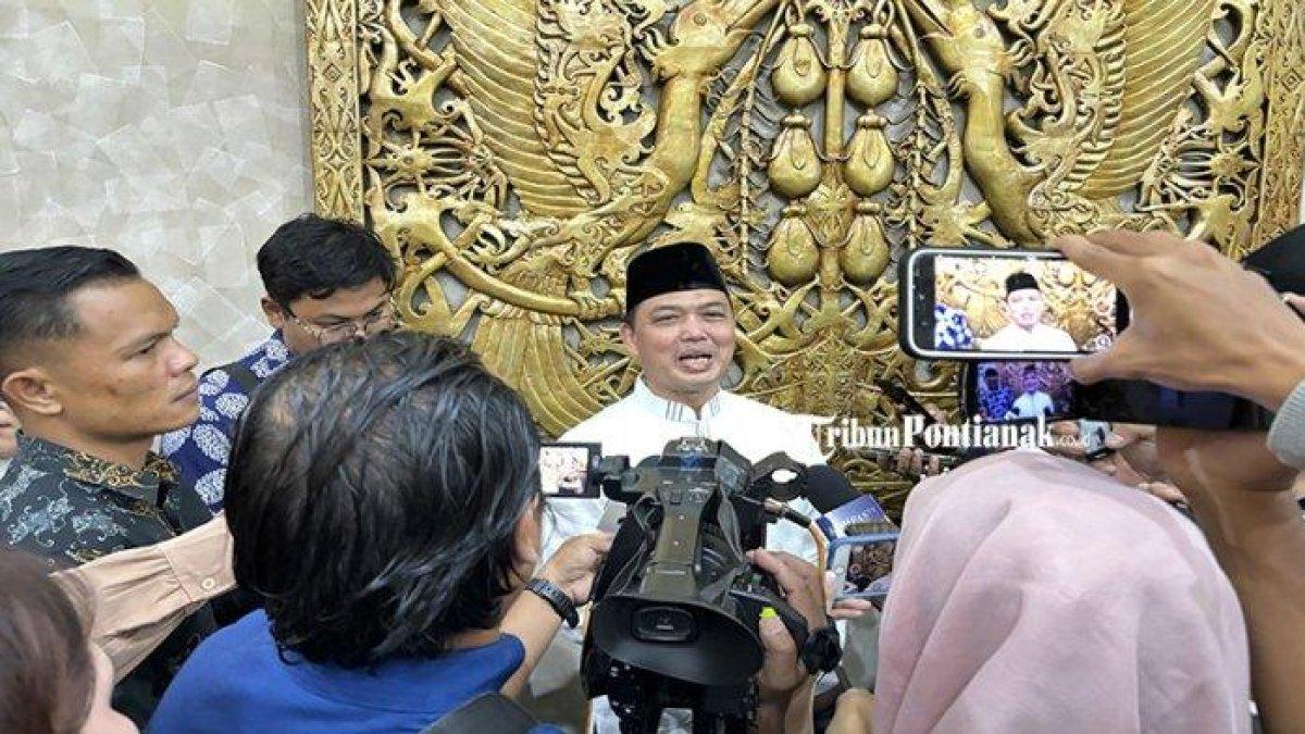 100 HARI KERJA - Gubernur Kalbar, Ria Norsan saat diwawancarai awak media di Pendopo Gubernur Kalbar. Ia mengatakan ia bersama Wagub Krisantus Kurniawan akan terus berupaya untuk mencari solusi untuk mengatasi bencana banjir di Kalbar.