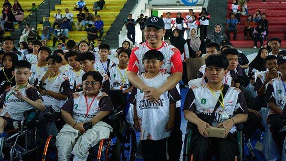 100 HARI KERJA - Momen kebersamaan Gubernur Ria Norsan bersama atlet disabilitas setelah kegiatan Talent Scouting dan Identification Provinsi Kalimantan Barat Tahun 2025, di GOR Pangsuma Pontianak, Sabtu 3 Mei 2025.
