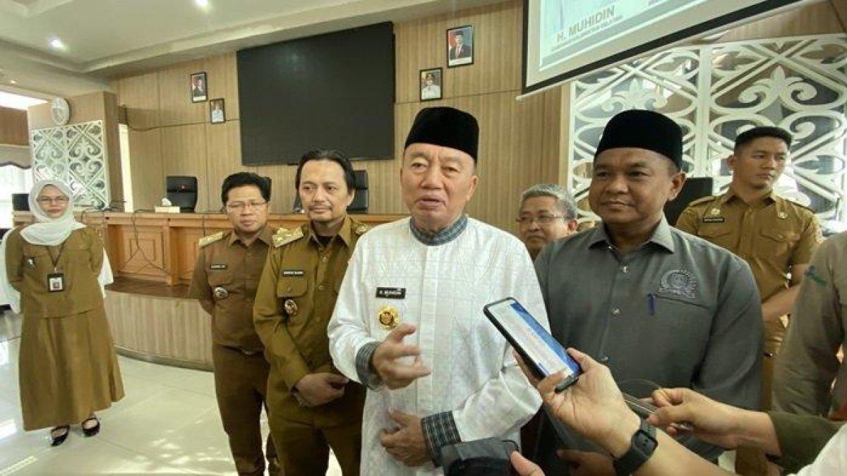 100 HARI KERJA - Gubernur Kalsel, H Muhidin didampingi Wagub Hasnuryadi Sulaiman (kiri) dan Wakil Ketua DPRD Kalsel Kartoyo (kanan), setelah penandatanganan dokumen RPJMD, Selasa (25/3/2025). Pemerintah Provinsi Kalimantan Selatan (Pemprov Kalsel) di era kepemimpinan Gubernur Muhidin dan Wakil Gubernur Hasnuryadi Sulaiman, menetapkan tiga proyek infrastruktur besar sebagai prioritas utama dalam Rencana Pembangunan Jangka Menengah Daerah (RPJMD) 2025-2029.