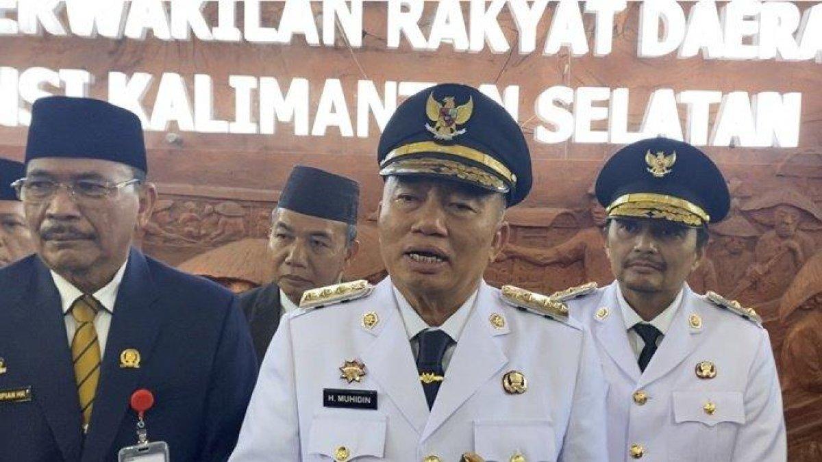 100 HARI KERJA - Gubernur Kalsel, Muhidin didampingi Wagub Kalsel, Hasnuryadi Sulaiman (kanan), dan Ketua DPRD Kalsel, Supian HK (kiri).memberikan keterangan kepada awak media setelah rapat paripurna di DPRD Banjarmasin, Selasa (4/5/2025).