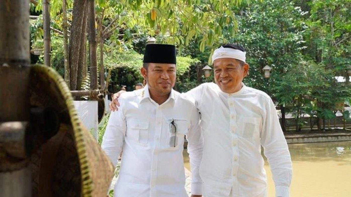MENGUNJUNGI KDM - Gubernur Jawa Barat Dedi Mulyadi (KDM) tampak menyambut akrab kedatangan Gubernur Harum di Lembur Pakuan, Kabupaten Subang, Minggu (4/5/2025). Kalimantan Timur dan Jawa Barat siap membangun kerja sama bidang pendidikan dan pertanian.