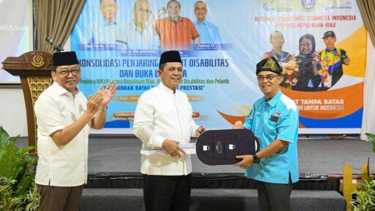 100 HARI KERJA - Gubernur Kepri, Ansar Ahmad menyerahkan hibah kendaraan kepada atlet disabilitas National Paralympic Committee Indonesia (NPCI) Provinsi di Restoran Golden Prawn, Bengkong, Batam, Minggu (23/3/2025).