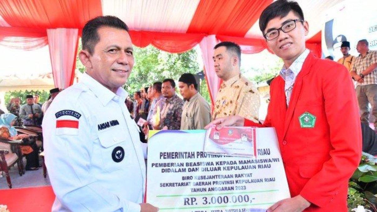 100 HARI KERJA - Gubernur Kepri, Ansar Ahmad saat menyerahkan bantuan beasiswa kepada penerima pada 2023 lalu. Tahun 2025 ini, Pemprov Kepri mengalokasikan anggaran untuk beasiswa kepada 1.176 mahasiswa.
