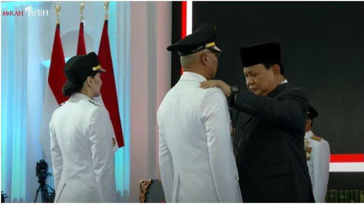 PROFIL GUBENUR LAMPUNG - Gubernur Lampung, Rahmat Mirzani menjadi kepala derah yang beruntung karena dilantik secara simbolis oleh Presiden ke-8 RI Prabowo Subianto, pada Kamis (20/2/2025).