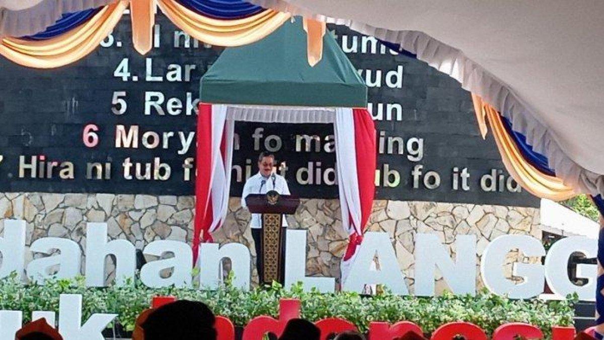 100 HARI KERJA - Gubernur Maluku Hendrik Lewerissa saat memberikan arahan dalam pertemuan stakeholder dan pembinaan kamtibmas di Landmark, Ohoijang, Senin (12/5/2025).