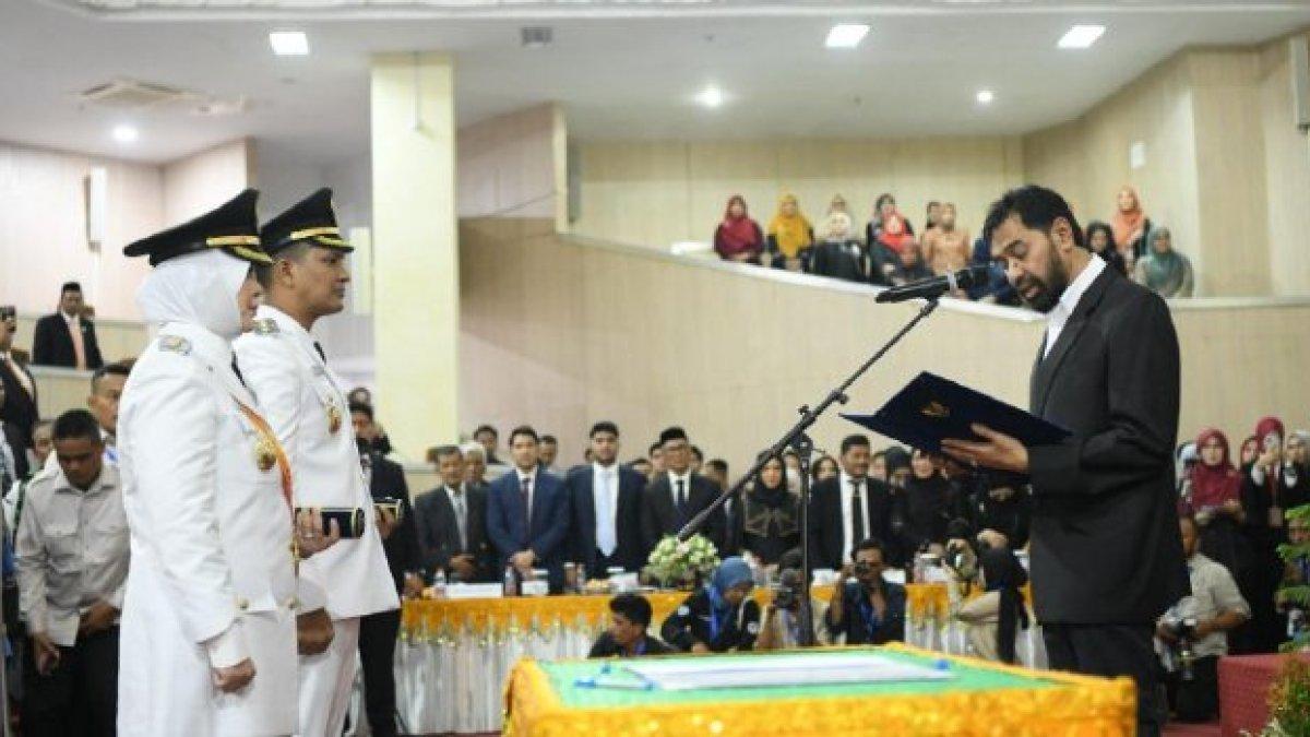 SOSOK WALI KOTA - Gubernur Aceh, Muzakir Manaf saat melantik Wali Kota Banda Aceh Illiza Sa’aduddin Djamal.