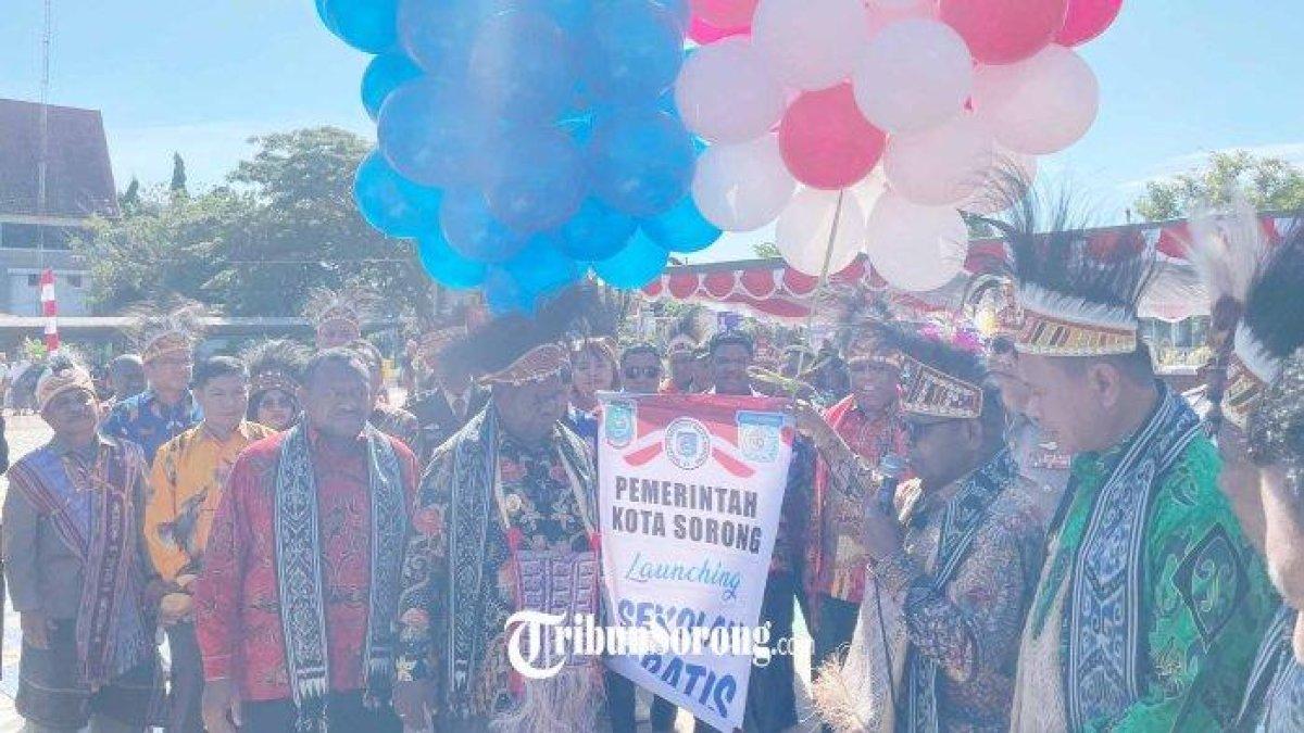 100 HARI KERJA - Gubernur Papua Barat Daya Elisa Kambu bersama dengan Wali Kota Sorong Septinus Lobat secara resmi bersamaan melaunching sekolah gratis di wilayah Kota Sorong, Papua Barat Daya, Jumat (2/5/2025).