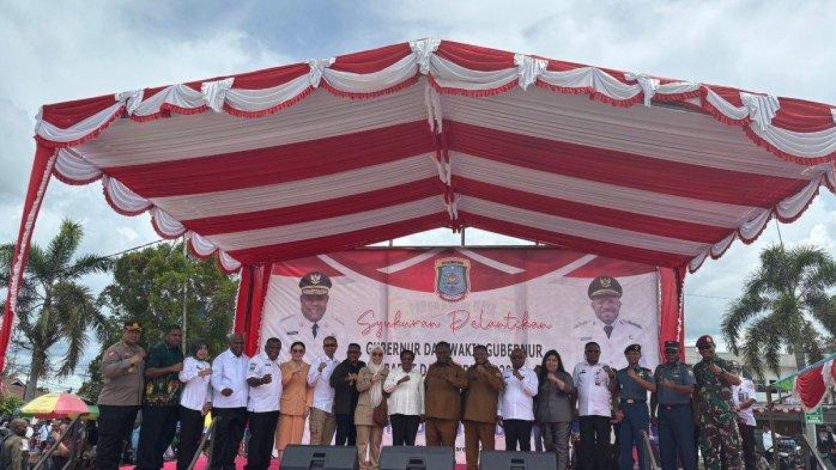 100 HARI KERJA - Gubernur Papua Barat Daya, Elisa Kambu dan wakilnya Ahmad Nausrau mengakhiri semua kunjungannya pada hari ini di di Alun-Alun Aimas, Kabupaten Sorong, Rabu (5/3/2025).