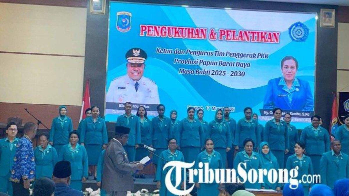 100 HARI KERJA - Gubernur Papua Barat Daya Elisa Kambu saat melantik Ketua Tim Penggerak PKK dan Ketua Tim Pembina Posyandu kabupaten dan kota se-Papua Barat Daya yang digelar di Kantor Gubernur Papua Barat Daya, Senin (17/3/2025).