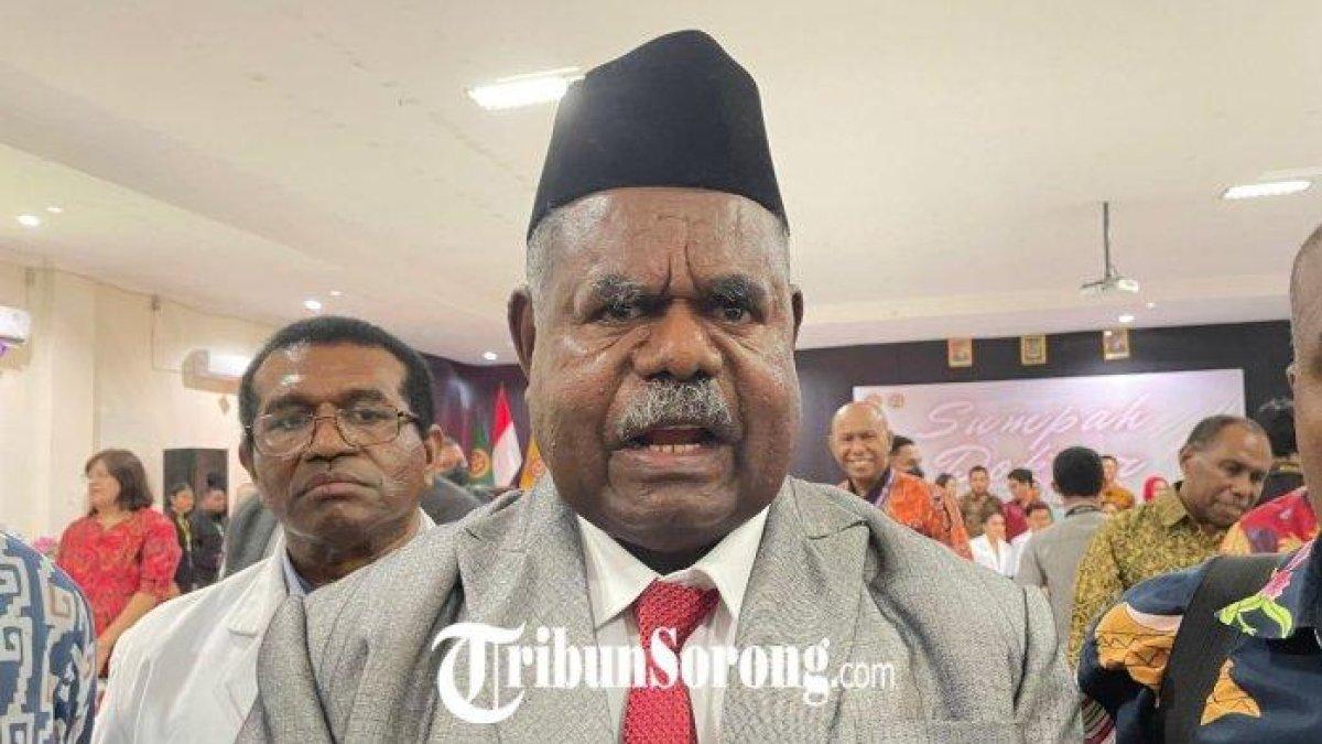 100 HARI KERJA - Gubernur Papua Barat Daya Elisa Kambu saat memberikan keterangan di Fakultas Kedokteran Universitas Negeri Papua II (UNIPA) yang berada di Aimas, Kabupaten Sorong, Papua Barat Daya, Sabtu (22/3/2025). Elisa menegaskan, komitmen pemerintah dalam pemerataan tenaga medis, khususnya dokter, di seluruh wilayah Papua Barat Daya.
