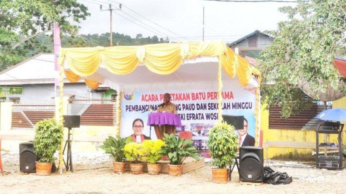 Gubernur Papua Barat Dominggus Mandacan menghadiri acara peletakan batu pertama pembangunan Gedung Pendidikan ANak Usia Dini (PAUD) dan Sekolah Minggu Jemaat GKI Efrata Wosi, Selasa (25/3/2025)