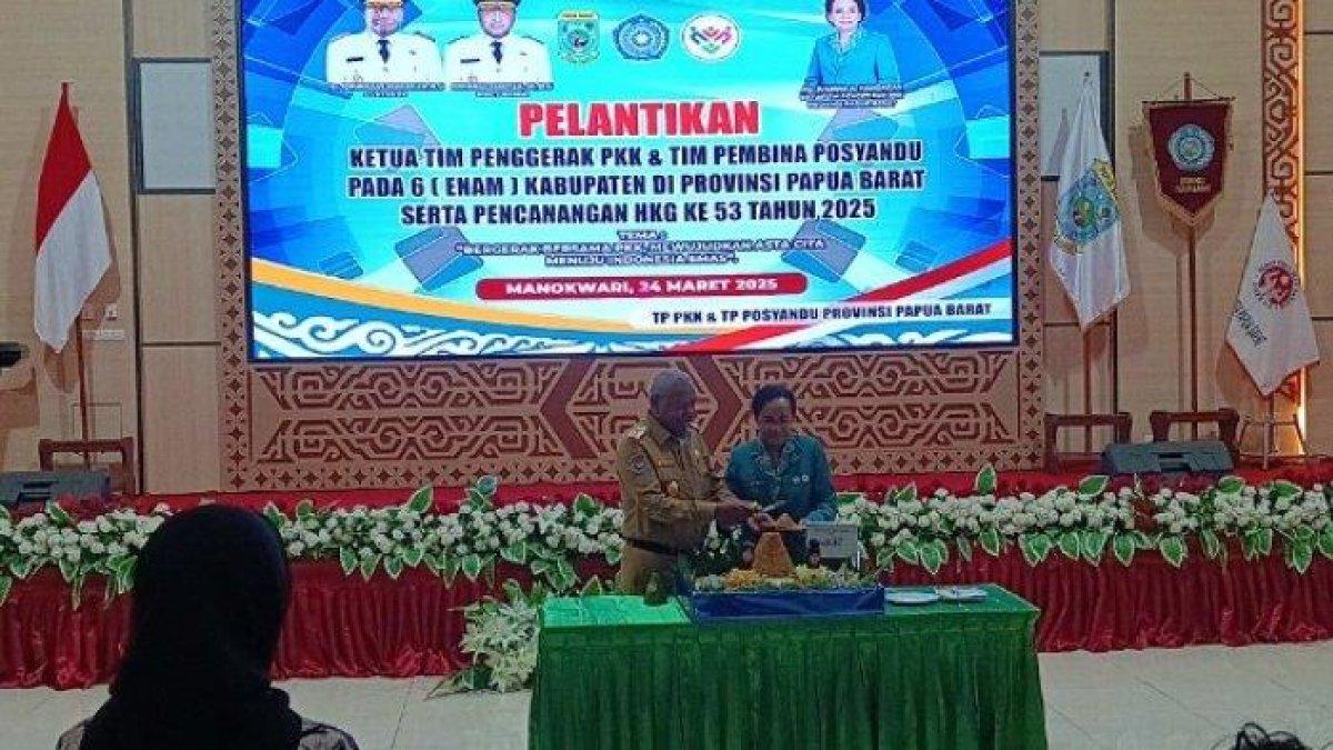 100 HARI KERJA - Gubernur Papua Barat, Dominggus Mandacan dan Ketua Tim Penggerak PKK Papua Barat, Juliana Mandacan memotong tumpeng tanda peringatan Hari Kesatuan Gerak (HKG) PKK ke-53 Tahun di Gedung PKK Papua Barat, Senin (24/3/2025).
