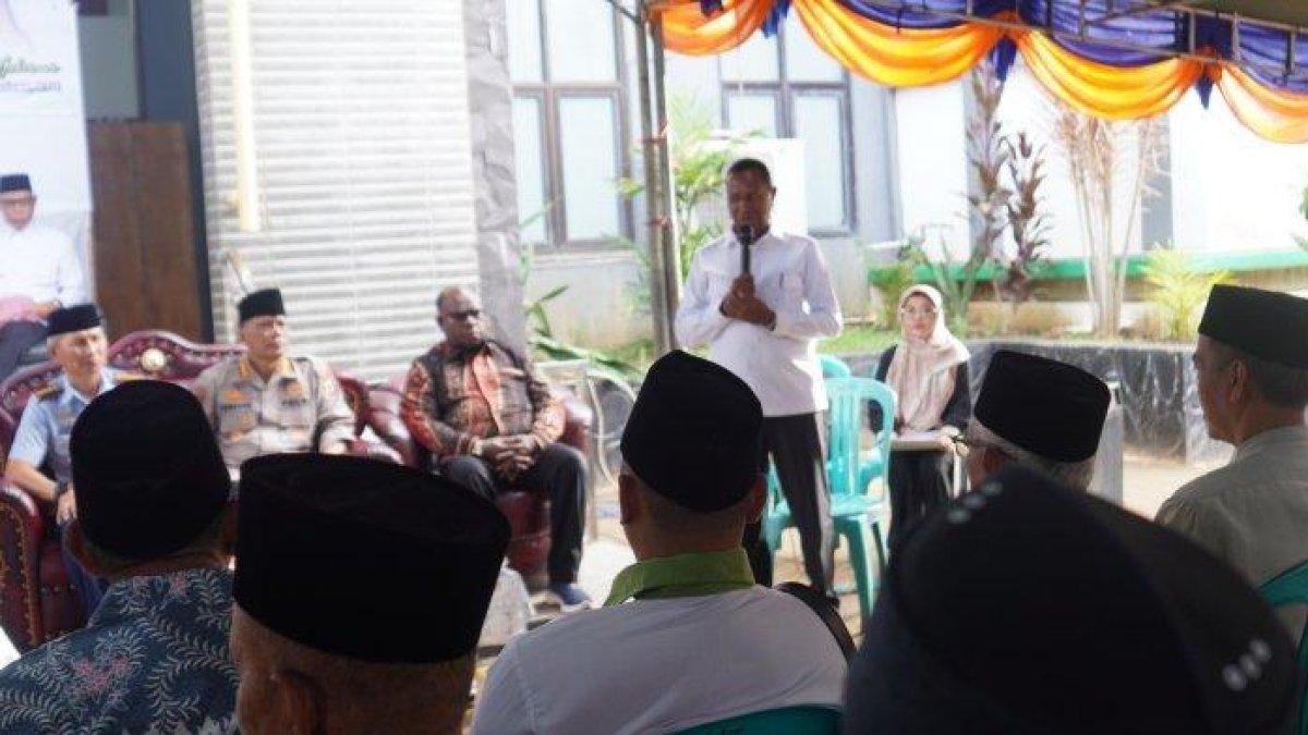 100 HARI KERJA - Gubernur Papua Selatan, Apolo Safanpo dalam acara Safari Ramadhan di Masjid Nurul Huda Spadem, Merauke, Senin, (23/3/2025). Dalam kunjungan itu gubernur sekaligus memberikan bantuan uang dan bahan bangunan.