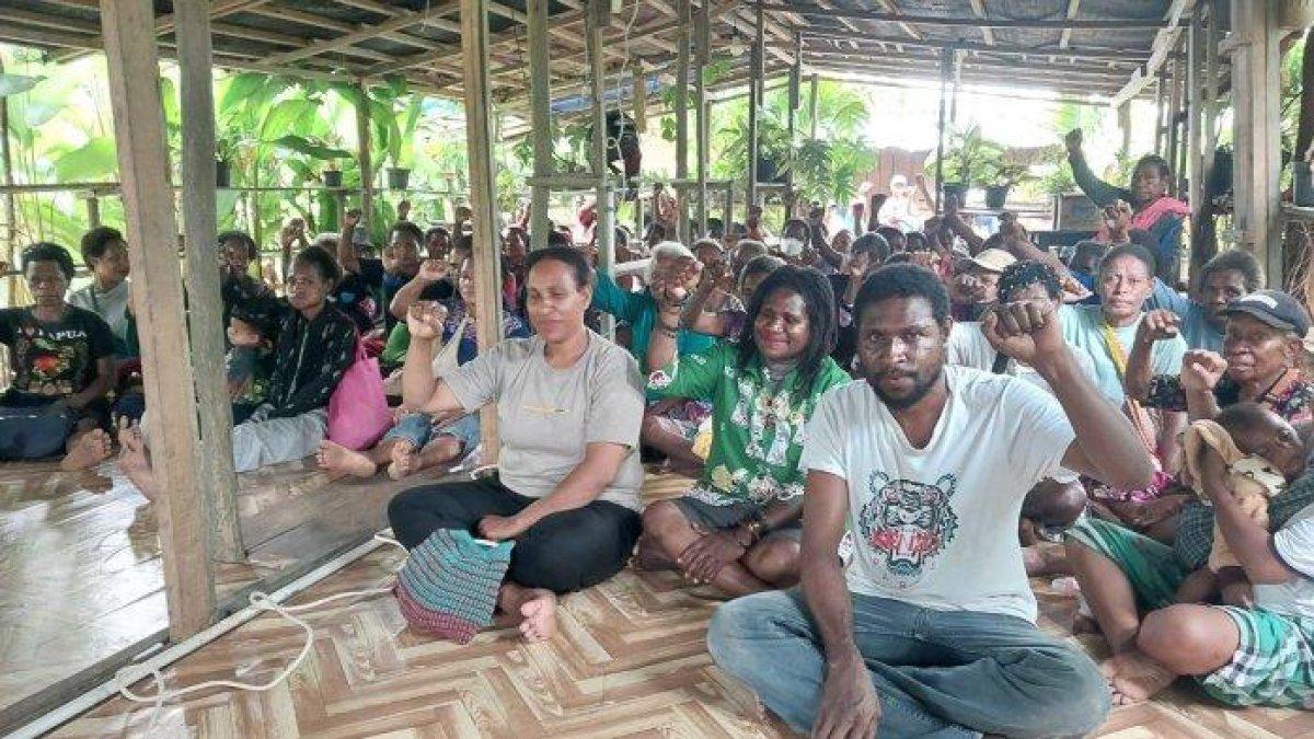JANJI APOLO SAFANPO - Pedagang mama-mama Asli Papua Merauke, meminta Gubernur Papua Selatan, Apolo Safanpo agar segera menepati janji atas pembangunan pasar khusus untuk mama-mama asli Papua di Merauke.