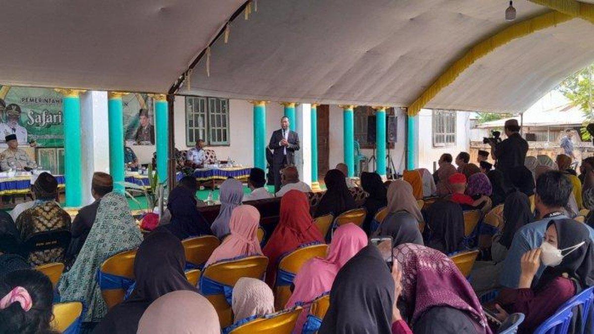 100 HARI KERJA - Gubernur Papua Selatan, Apolo Safanpo memberikan penjelasan tentang pendidikan anak di kampung Kurik, Distrik Kurik, Kabupaten Merauke, Selasa (18/3/2025).