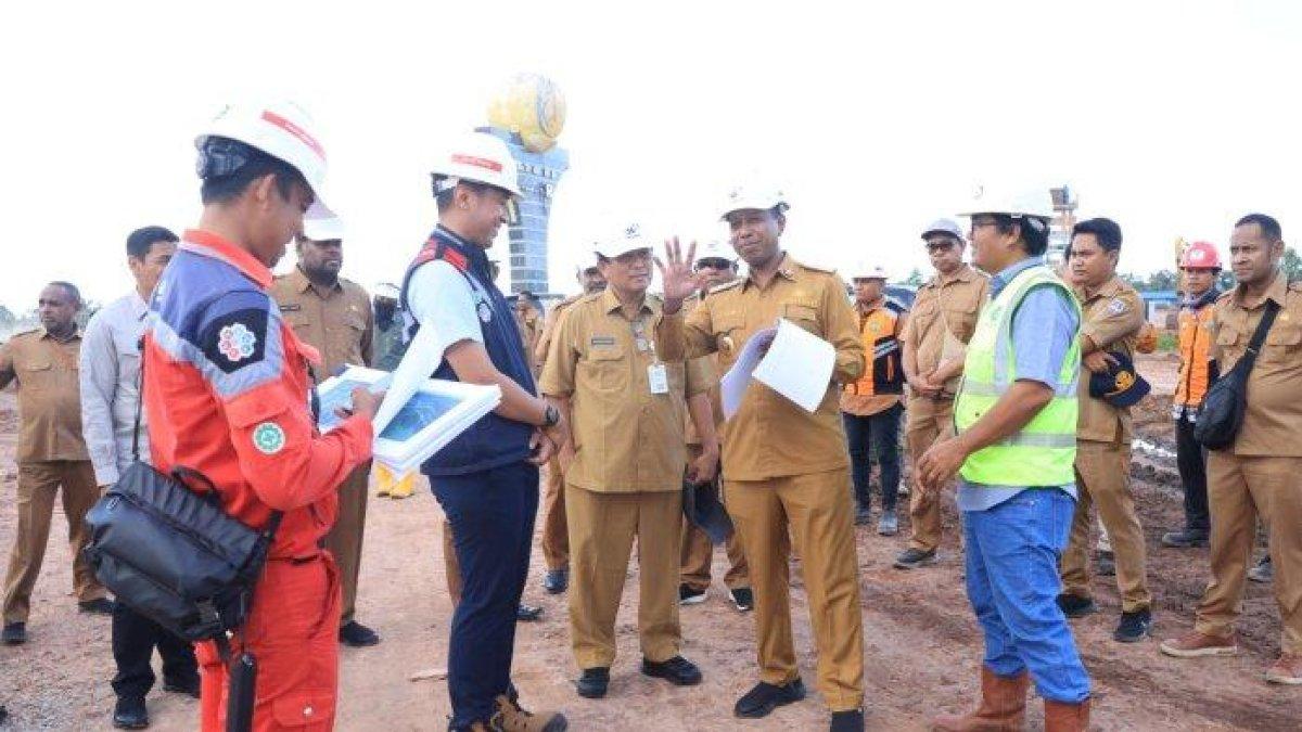 100 HARI KERJA - Gubernur Papua Selatan, Apolo Safanpo meninjau pembangunan pusat pemerintahan Provinsi Papua Selatan di Salor, Merauke.