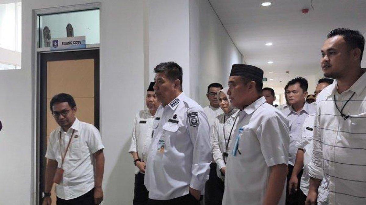 100 HARI KERJA - Gubernur Provinsi Kepulauan Bangka Belitung Hidayat Arsani saat kunjungan kerja (Kunker) di Belitung, Rabu (21/5/2025).