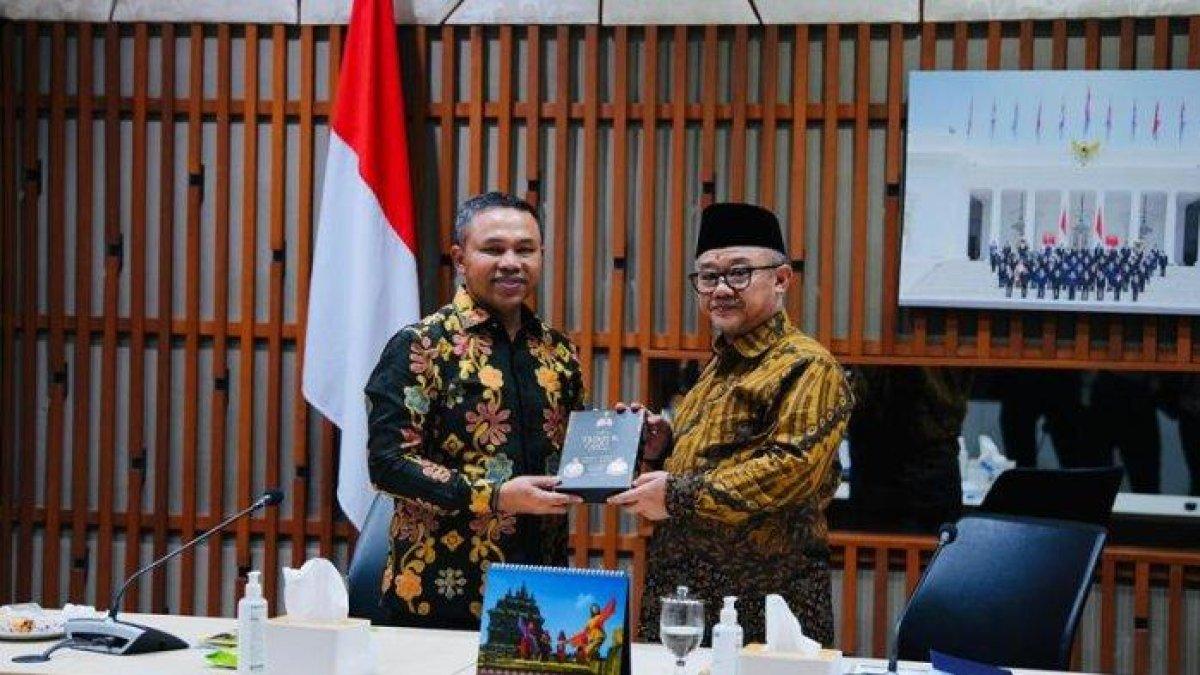 100 HARI KERJA - Gubernur Riau (Gubri), Abdul Wahid melakukan pertemuan dengan Menteri Pendidikan Dasar dan Menengah (Mendikdasmen) RI, Abdul Mu'ti di Jakarta, Rabu (7/5/2025).