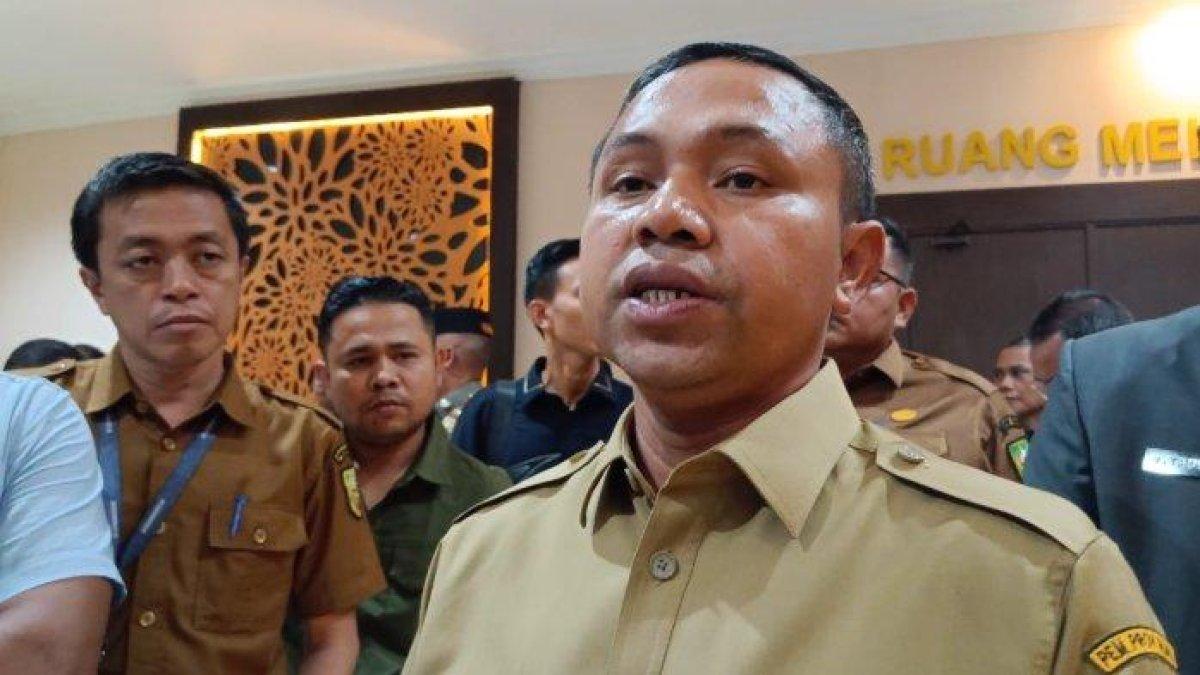 100 HARI KERJA - Gubernur Riau (Gubri) Abdul Wahid menegaskan komitmennya untuk bersikap adil dalam menyalurkan dukungan anggaran kepada seluruh kabupaten dan kota di Provinsi Riau. FotoAbdul Wahid usai menggelar pertemuan dengan kepala OPD di Kantor Gubernur Riau, Senin (3/3/2025).