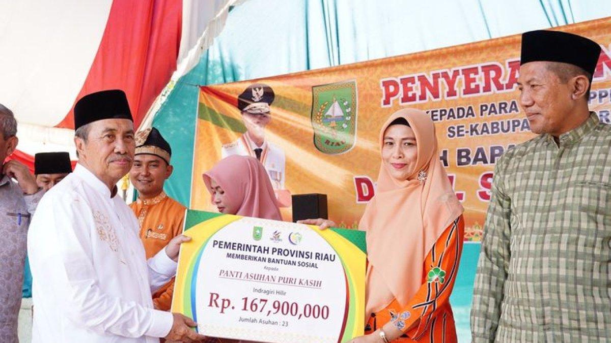 Gubernur Riau Syamsuar menyerahkan bantuan sosial (bansos) dari Pemerintah Provinsi (Pemprov) Riau senilai Rp 1,7 miliar kepada enam panti asuhan di dua wilayah, yaitu Kabupaten Indragiri Hilir (Inhil) dan Kabupaten Indragiri Hulu (Inhu) saat kunjungan kerjanya, Jumat (1/9/2023).