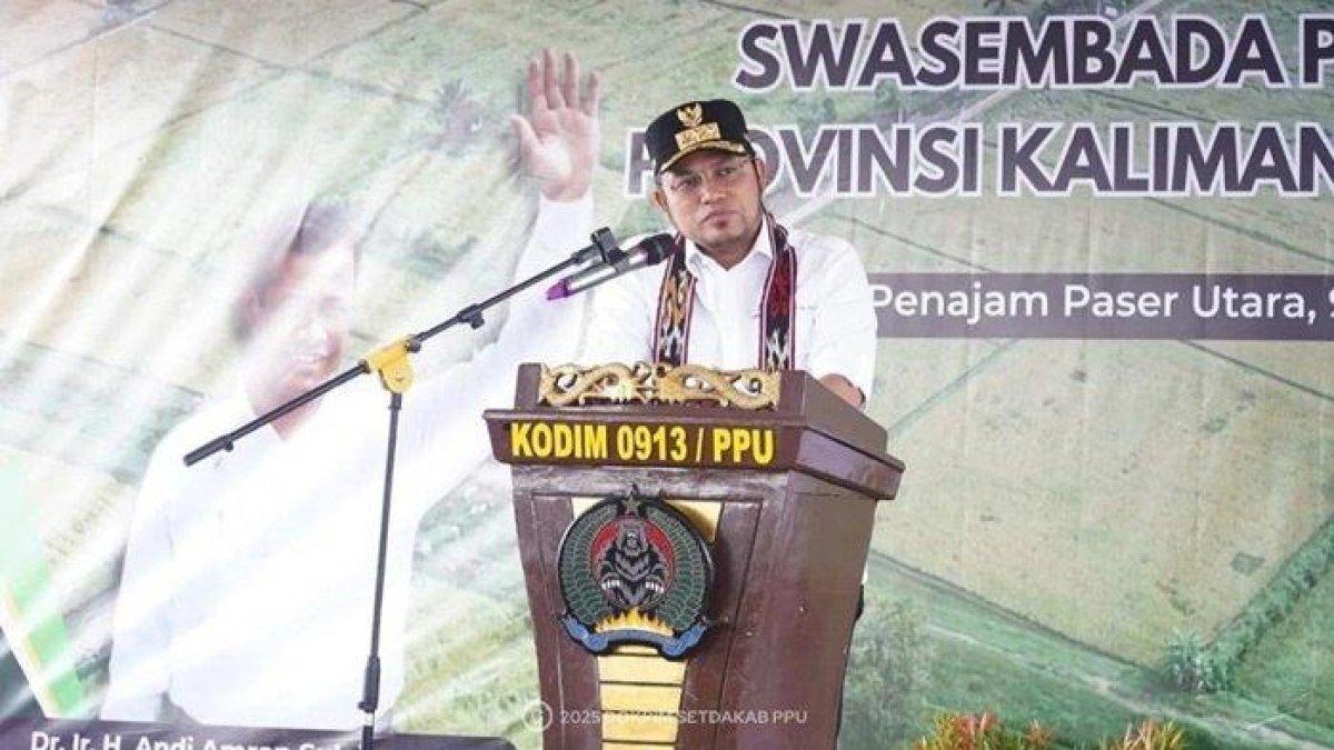 100 HARI KERJA - Gubernur Rudy Mas'ud saat mendampingi Mentan Amran Sulaiman mengunjungi Kabupaten Penajam Paser Utara, Kalimantan Timur, Jumat (9/5/2025). Gubernur optimis Kaltim bisa swasembada pangan sesuai target pemerintah pusat.