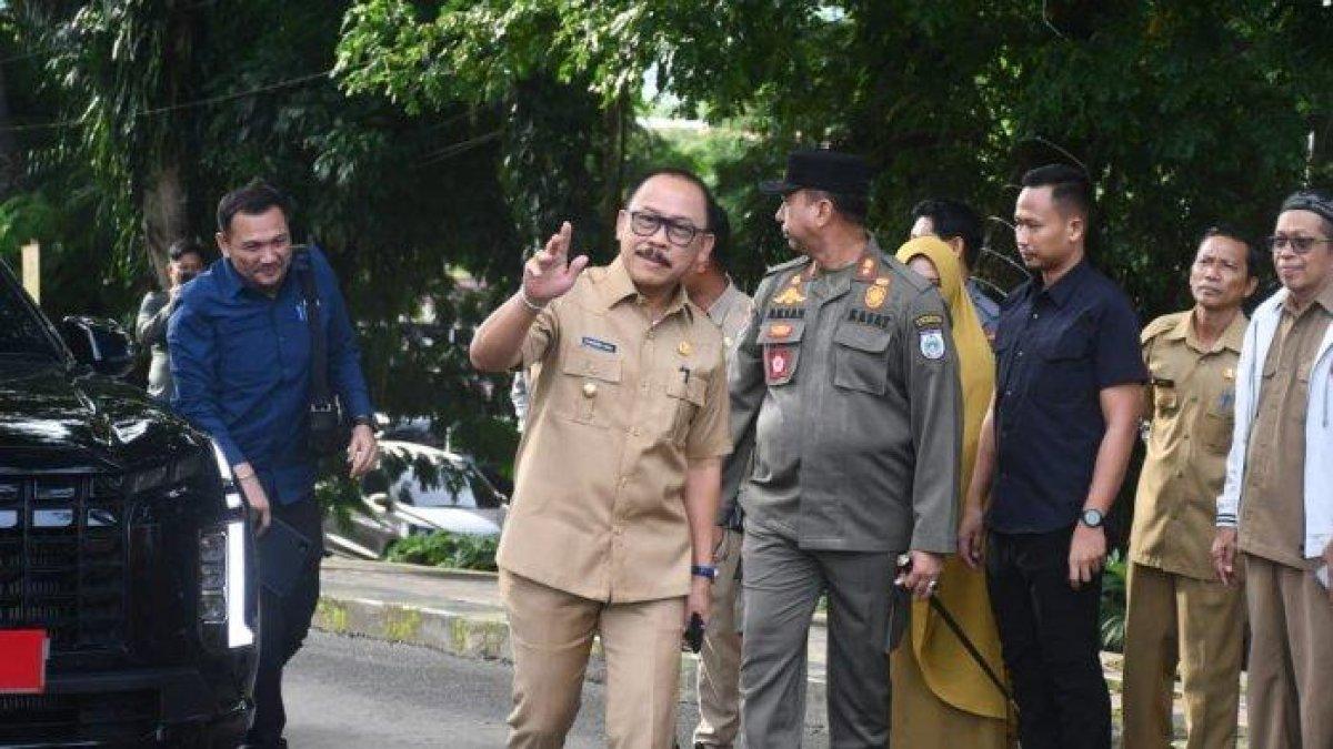 100 HARI KERJA - Gubernur Sulawesi Barat, Suhardi Duka bertemu dengan seluruh kepala dinas dan pegawai pemprov Sulbar di Kantor Gubernur Sulbar yang berada di Jl AbduL Malik Pattana Endeng, Mamuju, Sulawesi Barat pada Senin (3/3/2025). Ini hari pertama SDK berkantor setelah dilantik Presiden Prabowo Subianto