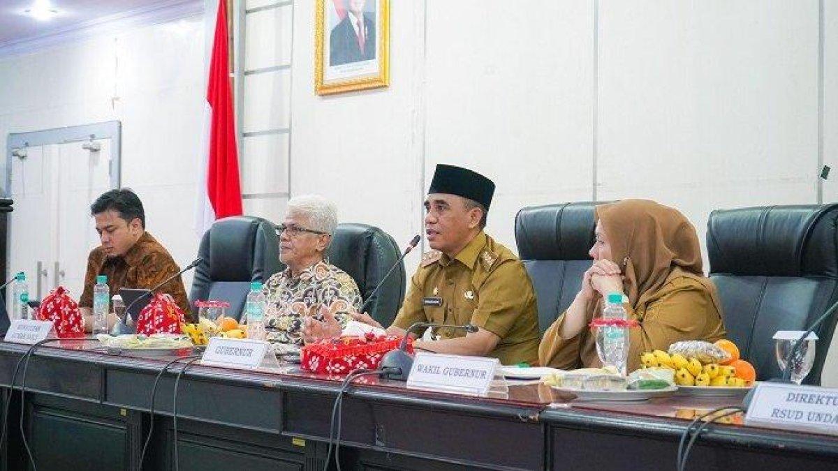 100 HARI KERJA - Gubernur Sulawesi Tengah, Anwar Hafid, bersama Wakil Gubernur Reny A Lamadjido, menggelar pertemuan strategis bersama civitas RSUD Undata dan RSUD Madani di Ruang Polibu Kantor Gubernur.