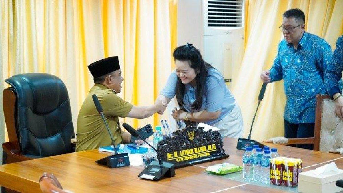 100 HARI KERJA - Gubernur Sulawesi Tengah, Anwar Hafid, bersama Wakil Gubernur Reny A Lamadjido, memaparkan langsung potensi strategis daerah dalam diskusi virtual bersama sejumlah investor asal Tiongkok.