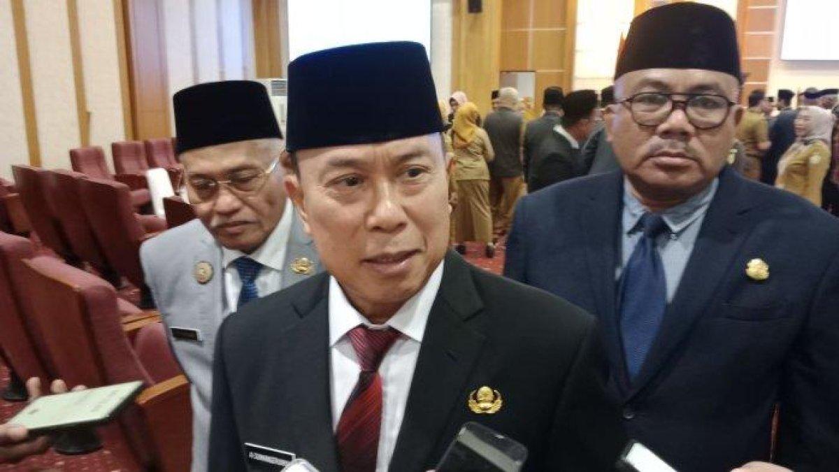 100 HARI KERJA - Gubernur Sulawesi Tenggara (Sultra), Andi Sumangerukka saat diwawancara awak media setelah melantik pejabat Pemprov Sultra di ruang pola Kantor Gubernur Sultra, Kendari, Senin (26/5/2025). Gubernur Andi Sumangerukka memastikan semua warga mendapat layanan kesehatan.