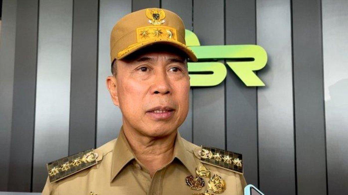 100 HARI KERJA - Gubernur Sulawesi Tenggara, Andi Sumangerukka saat diwawancara awak media usai membuka kegiatan seminar, di Kendari, Selasa (15/4/2025). Ia menyebut akan memberikan beasiswa bagi mahasiswa yang memiliki iQ minimal 120.