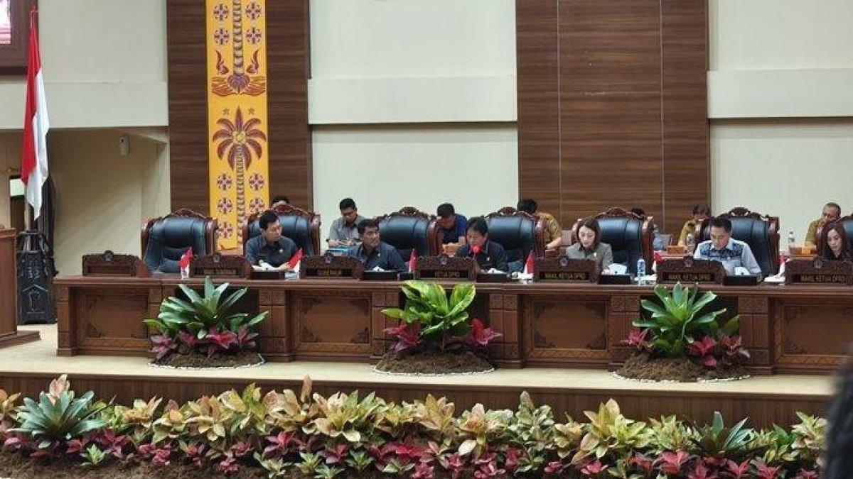 PROGRAM GUBERNUR SULUT - Gubernur Sulawesi Utara Yulius Selvanus Komaling (YSK) menghadiri Rapat Paripurna dalam rangka penyampaian Ranperda RTRW Provinsi Sulut tahun 2025-2044 di Ruang Rapat Paripurna Kantor DPRD Sulut, Selasa (10/6/2025). Gubernur Sulut YSK juga menyampaikan sembilan kebijakan stratregis dalam RTRW sebagai landasan pembangunan Sulawesi Utara.