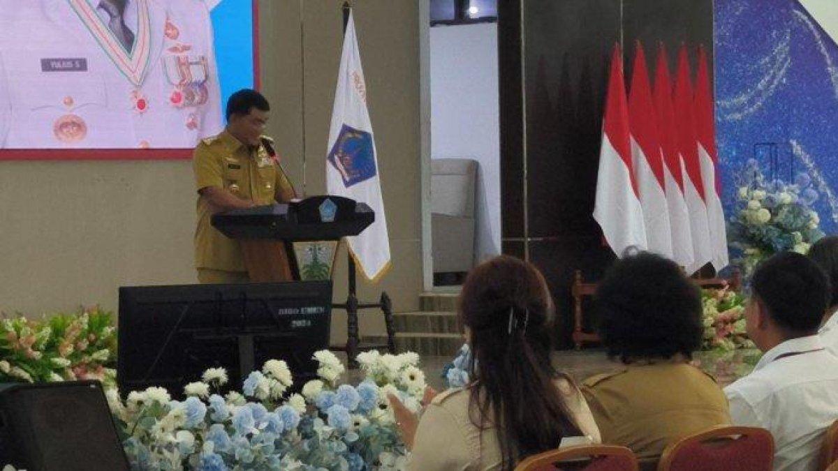 100 HARI KERJA - Gubernur YSK dengan tegas meminta agar semua Kepsek bekerja secara profesional. Hal itu disampaikan di Aula Mapalus, Senin (26/5/2025).