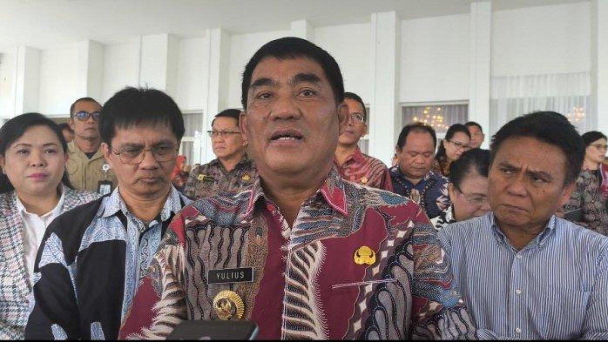 100 HARI KERJA - Gubernur Sulawesi Utara Yulius Selvanus Komaling (YSK) wacanakan cap tikus diperdagangkan atau dijual secara internasional demi menyejaterahkan para petani aren di Sulut saat berdialog dengan sejumlah rektor dan dosen dari universitas negeri dan swasta di Sulut pada Kamis (8/5/2025).
