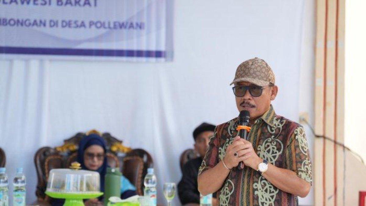 100 HARI KERJA - Gubernur Sulbar, Suhardi Duka memberi sambutan di acar tasyakuran SDK - JSM di kediaman anggota DPRD Sulbar, Gusrinaldi Husain di Kecamatan Wonomulyo, Kabupaten Polewali mandar (Polman), Sulawesi Barat pada Sabtu, (24/5/2025). SDK mengatakan berobat di rumah sakit cukup bawa KTP.