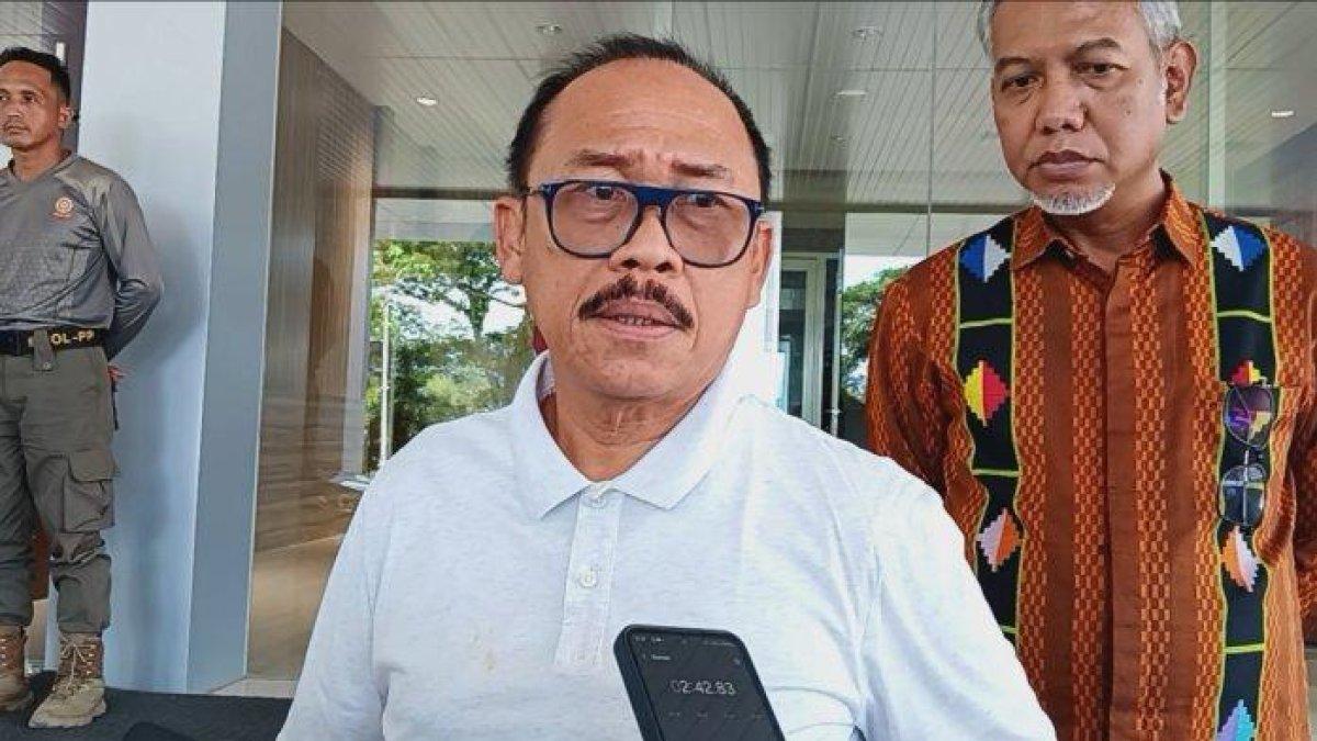 100 HARI KERJA - Gubernur Sulbar, Suhardi Duka saat ditemui di Kantor Gubernur Sulbar, Jl H Abd Malik Pettanna Endeng, Kelurahan Rangas, Kecamatan Simboro, Kabupaten Mamuju, Senin (12/5/2025).
