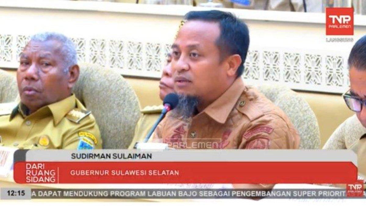 100 HARI KERJA - Gubernur Sulsel, Andi Sudirman Sulaiman saat berbicara dalam Rapat Kerja (Raker) dan Rapat Dengar Pendapat (RDP) bersama Komisi II DPR RI, di Kompleks Parlemen, Senayan, Jakarta, Senin (28/4/2025). Dia berbicara soal komunikasi langsung kepala daerah dengan Presiden RI.