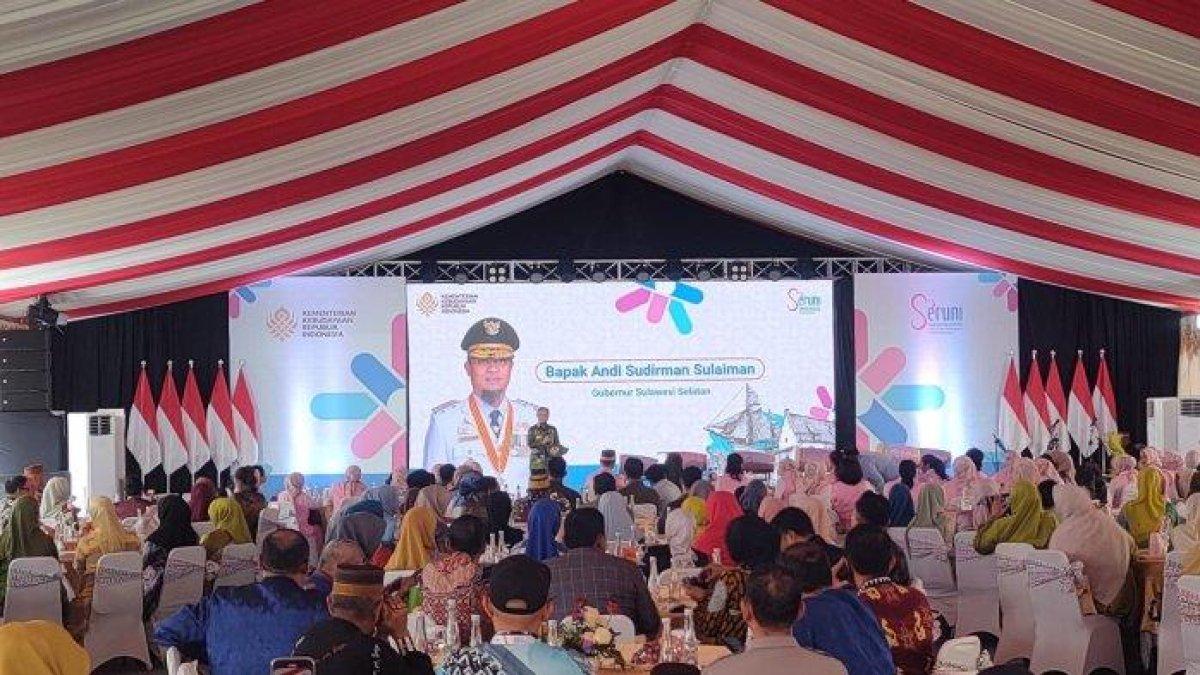 100 HARI KERJA - Gubernur Sulsel, Andi Sudirman Sulaiman, saat menyampaikan sambutan dalam pembukaan Warna Budaya di Fort Rotterdam, Kota Makassar, Sulsel, Kamis (22/5/2025). Sudirman sebut Fort Rotterdam simbol peradaban maritim masyarakat Bugis Makassar.