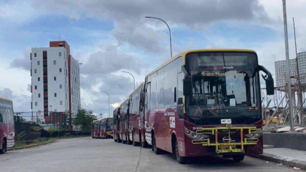 TEMAN BUS SULSEL - Puluhan armada Teman Bus terparkir di Pool Jl Perintis Kemerdekaan. Sejak Rabu (19/2/2025), Gubernur Sulsel Andi Sudirman mengusulkan integrasi Teman Bus dengan Trans Sulsel.
