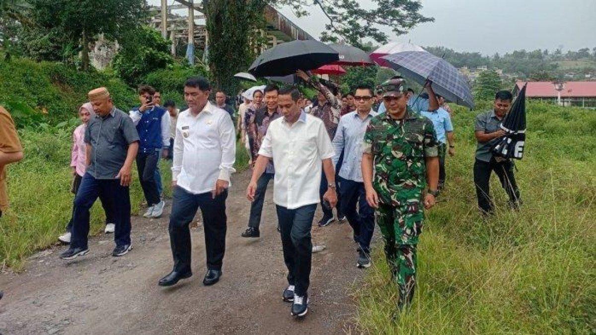 100 HARI KERJA - Gubernur Sulut Yulius Stevanus Komaling bersama Wali Kota Kotamobagu Wenny Gaib saat berkunjung ke Stadion Gelora Ambang, Minggu 16 Maret 2025. ia berjanji akan membangun stadion kebanggaan warga Kotamobagu tersebut