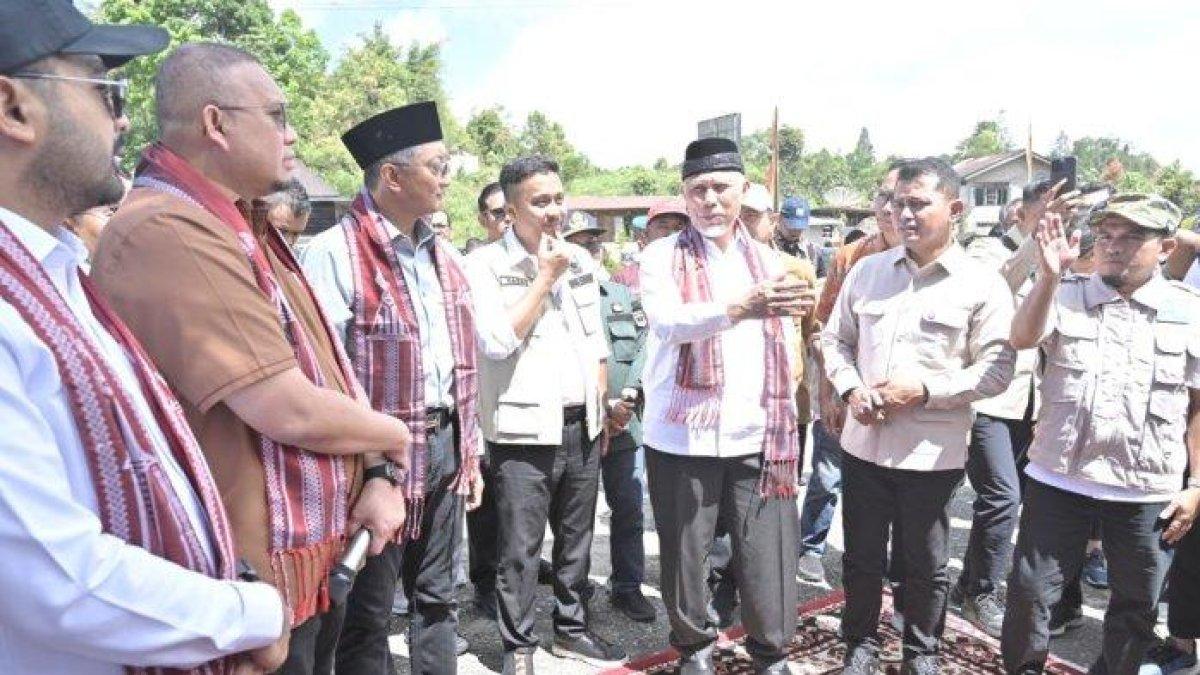 100 HARI KERJA - Gubernur Sumatera Barat (Sumbar), Mahyeldi Ansharullah mendampingi Menteri Pekerjaan Umum (PU) RI, Dody Hanggodo, saat meninjau langsung lokasi pembangunan Sekolah Rakyat di Kecamatan Gunung Talang, Kabupaten Solok, Sabtu (03/05/2025). Mahyeldi menegaskan bahwa penyelenggaraan program Sekolah Rakyat sangat penting dalam menunjang pemerataan pendidikan di Sumbar.