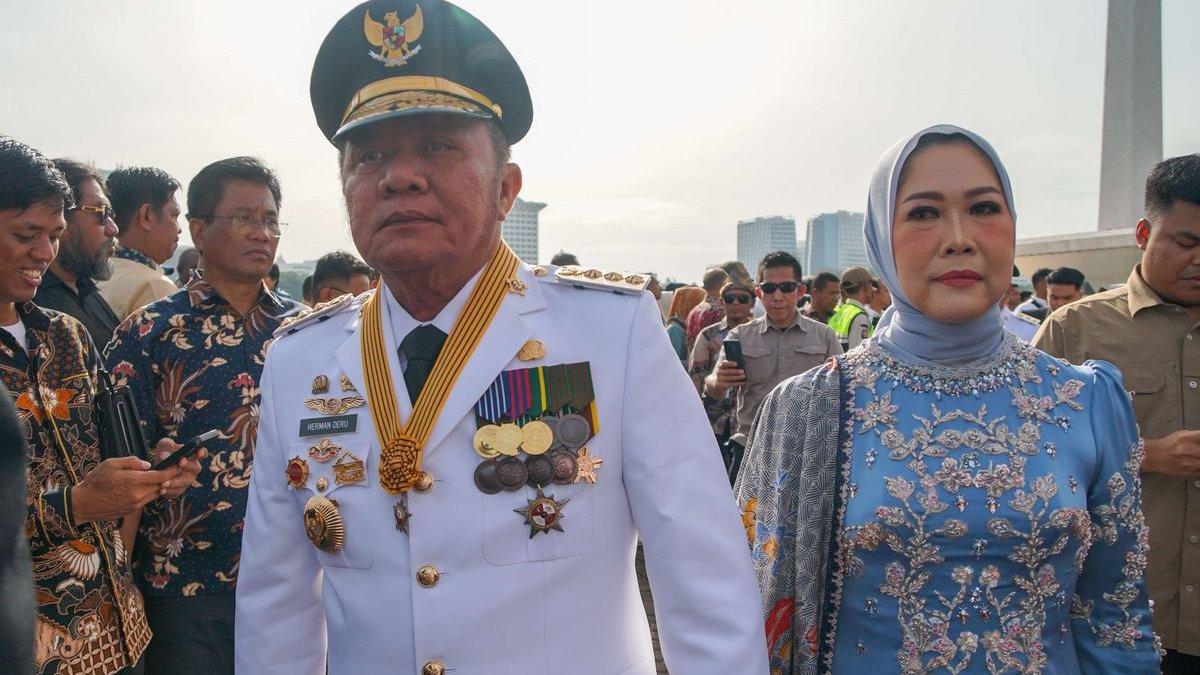 HERMAN DERU - Gubernur Sumatera Selatan 2025, Herman Deru didampingi istri Febrita Lustia tiba di Monas saat hendak mengikuti upacara pelantikan di Istana Kepresidenan, Jakarta, Kamis (20/2/2025). Presiden Prabowo Subianto melantik serentak 961 kepala daerah dan wakil kepala daerah terpilih pada Pilkada 2024.