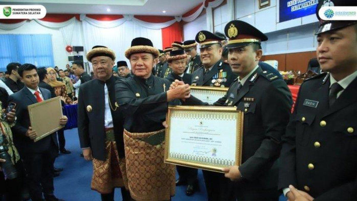 100 HARI KERJA - Gubernur Sumatera Selatan H. Herman Deru bersama Wakil Gubernur H. Cik Ujang menunjukkan kekompakan dengan menghadiri Rapat Paripurna ke-15 Masa Persidangan Ketiga Tahun Sidang 2025 dalam rangka memperingati hari jadi ke-156 Kabupaten Lahat, Selasa (20/5/2025).