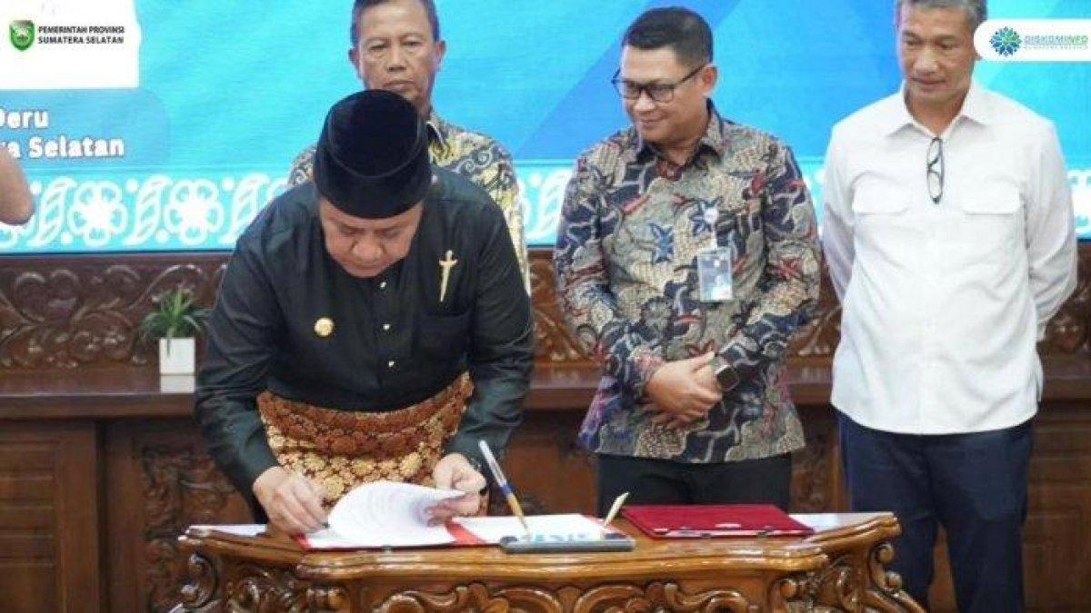 100 HARI KERJA - Gubernur Sumatera Selatan H. Herman Deru memimpin penandatanganan Nota Kesepahaman (MoU) sejarah antara Pemerintah Provinsi Sumsel, Pemerintah Kabupaten Muara Enim, Pemerintah Kabupaten Lahat, dan sejumlah pelaku usaha terkait pembangunan jalan khusus batubara serta pembangunan lima (5) jalan layang (Flyover) perlintasan sebidang di Kabupaten Muara Enim. Acara penandatanganan berlangsung di Muara Enim, Selasa (20/5/2025).