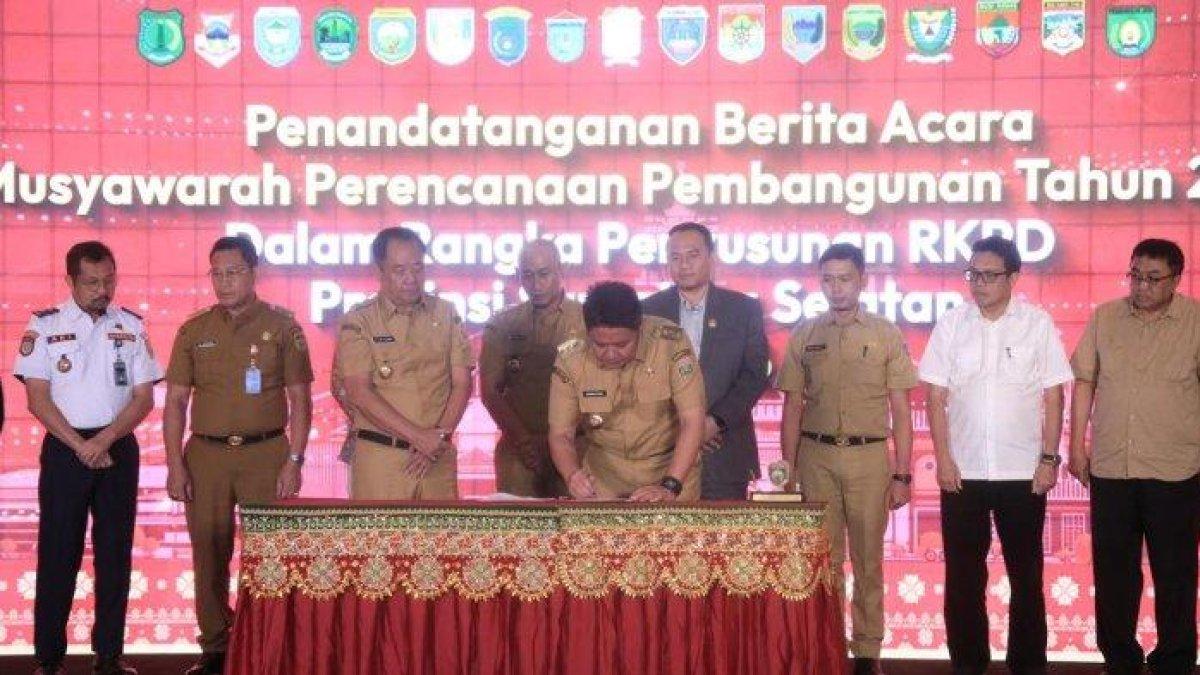 PEMBUKAAN MUSRENBANG : Gubernur Sumatera Selatan (Sumsel) H Herman Deru pada saat membuka Musyawarah Perencanaan Pembangunan (Musrenbang) Tahun 2025 dalam rangka Penyusunan RKPD Provinsi Sumsel Tahun 2026 di Ballroom Hotel Novotel Palembang, Senin (28/4/2025).