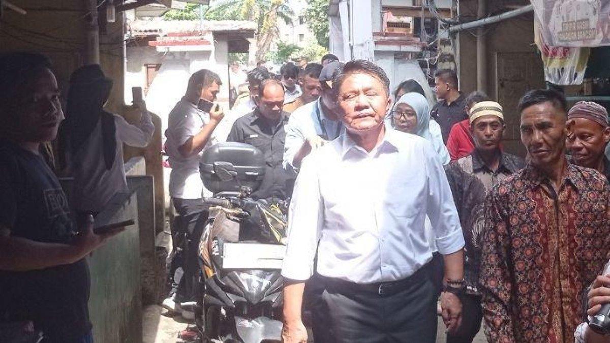 100 HARI KERJA - Gubernur Sumatera Selatan (Sumsel) Herman Deru, menyoroti kondisi hunian yang ada di rumah susun (Rusun) Palembang saat ini yang cukup memprihatinkan.Hal ini diungkapkan Herman Deru saat melaunching Program Gerakan Benerin Rumah Agar Layak (Gebrak) Tahun 2025 inisiasi Pemerintah Kota (Pemkot) Palembang yang dipusatkan di Jalan Datuk M. Akib Lorong Kumpeh Berayun Kelurahan 23 ilir Bukit Kecil Palembang, Senin (5/5/2025).