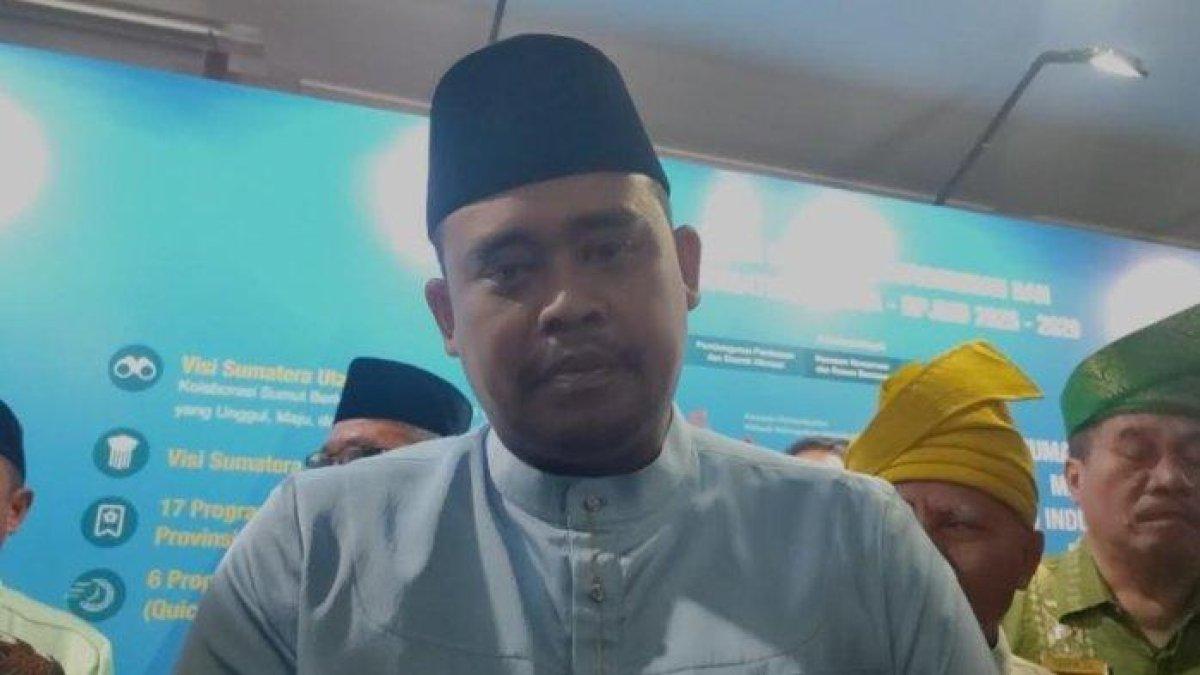 100 HARI KERJA - Gubernur Sumut Bobby Nasution saat diwawancarai usai menghadiri acara Musrenbang RPJMD dan RKPMD 2025-2026 di Kantor Gubernur Sumut, Senin (5/5/2025). Dikatakannya, penonaktifan sejumlah kadis bentuk dari sikap bersih-bersih lingkungan Pemprov Sumut.