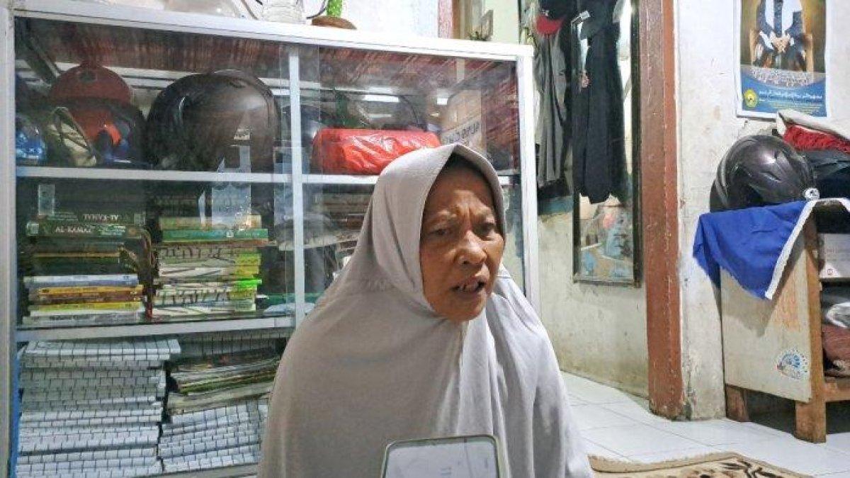 Sosok Gunarsih (58) istri Hidayat (75) lansia yang tewas terkapar di depan rumahnya saat cekcok dengan 4 petugas PLN yang ancam putuskan listrik rumahnya